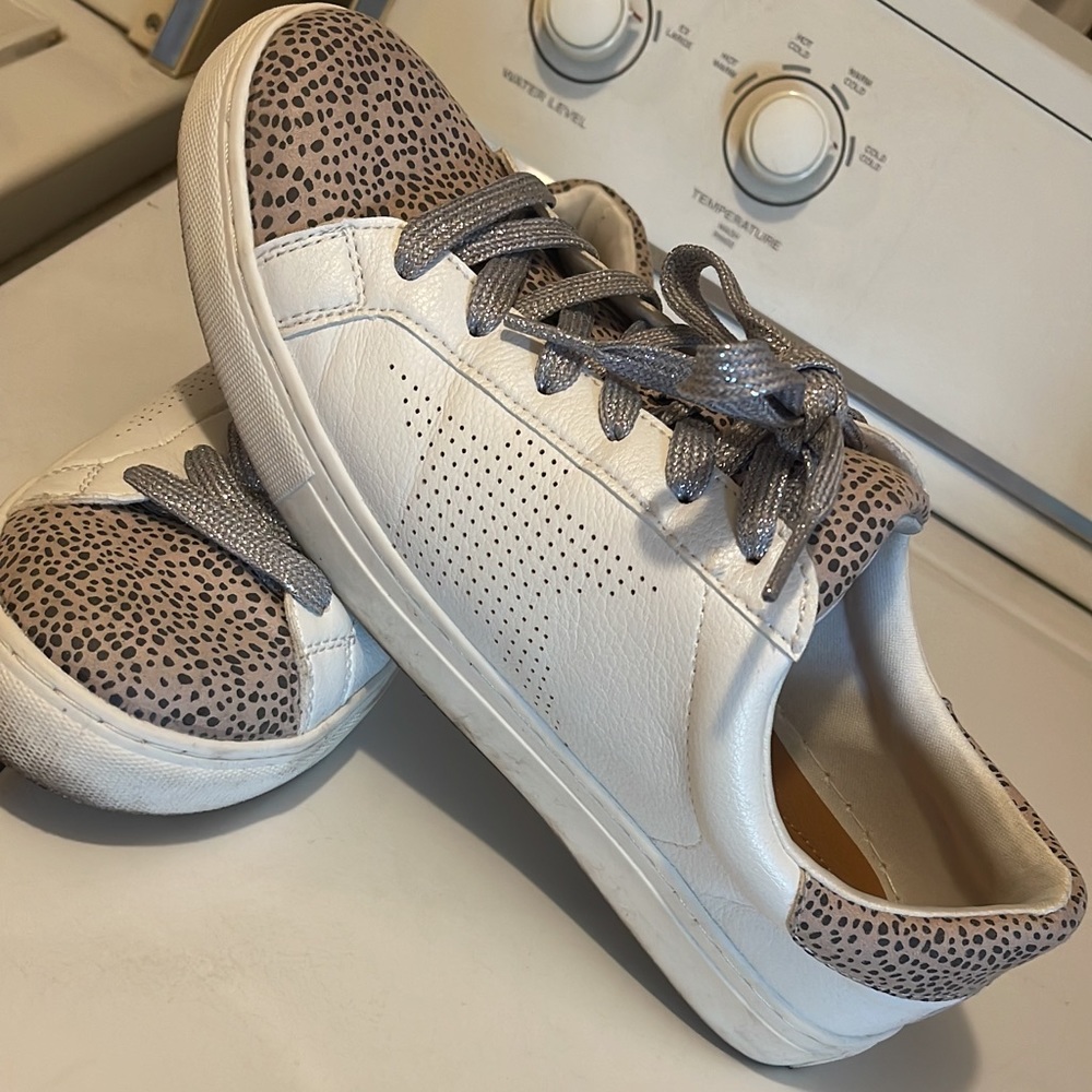 Universal Thread Women’s Sneakers